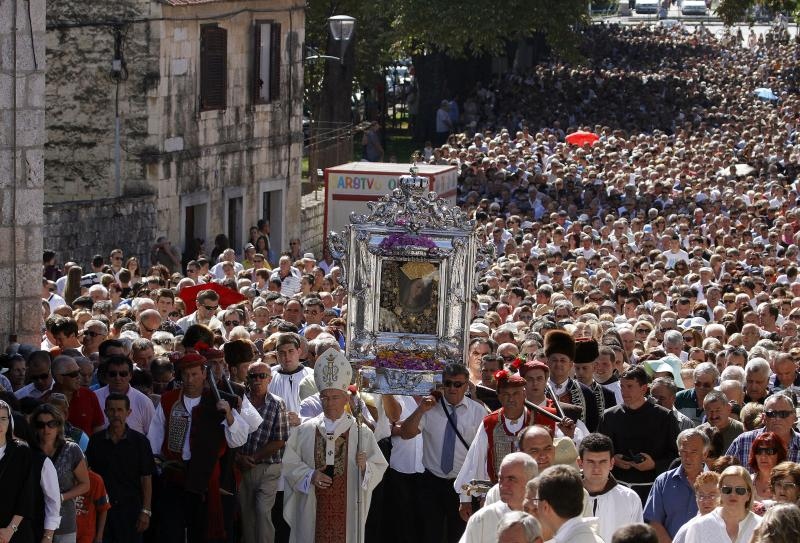 Slika Čudotvorne Gospe Sinjske u svečanoj procesiji ulicama Sinja, Foto: Tino Jurić/PIXSELL
