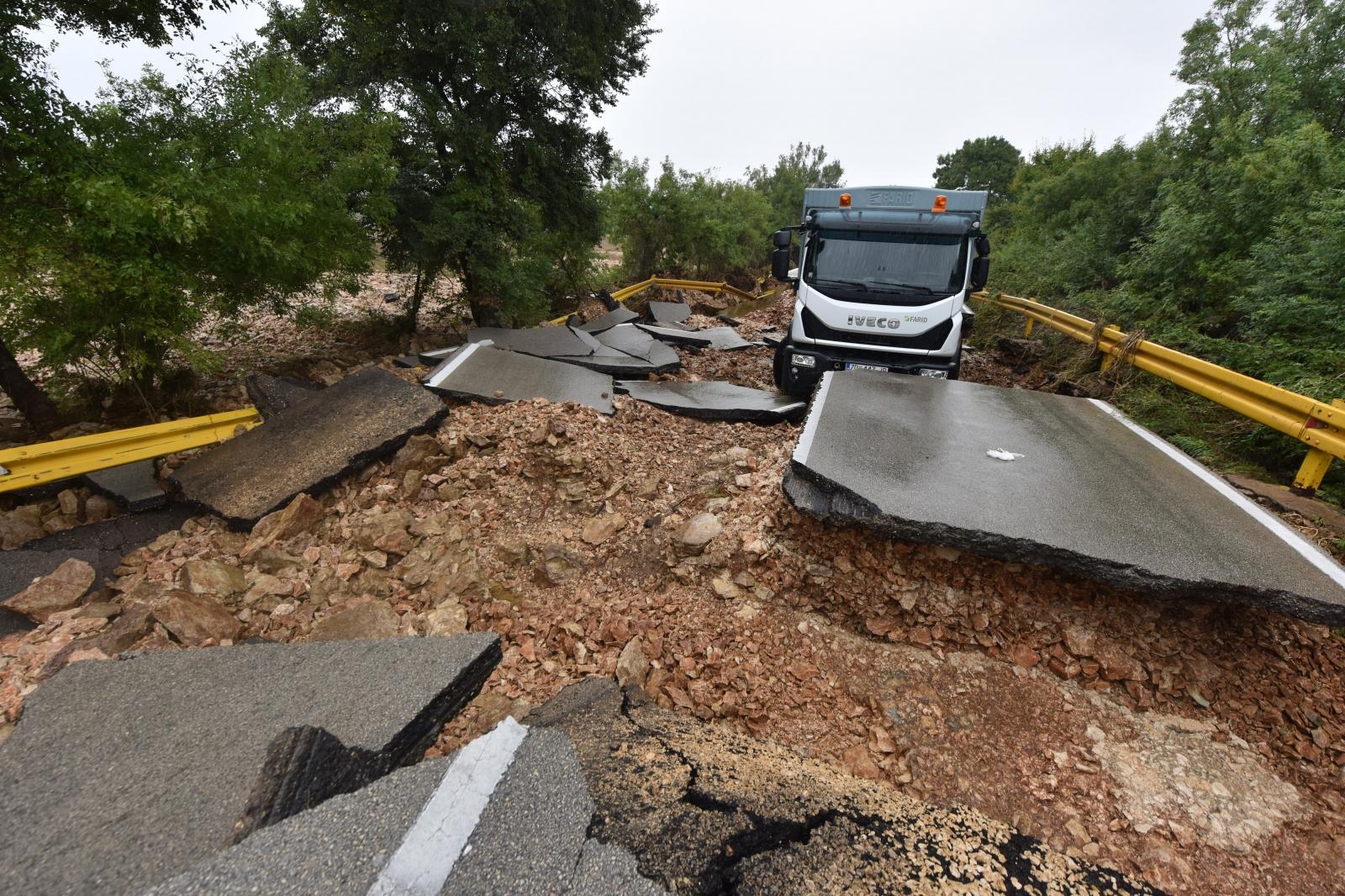 Zbog zarobljenog kamiona ne prometuje se cestom Poljica- Mazija