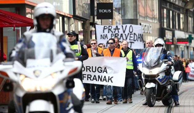 Zagreb – Udruga Franak odrzala mirno okupljanje u znak podrske svojem timu koji za pregovarackim stolom pokusava pronaci rjesenje problema duznika u svicarskim francima. Oko 10 sati okupili su se na Trgu Francuske Republike pa u koloni pod policijskom kro