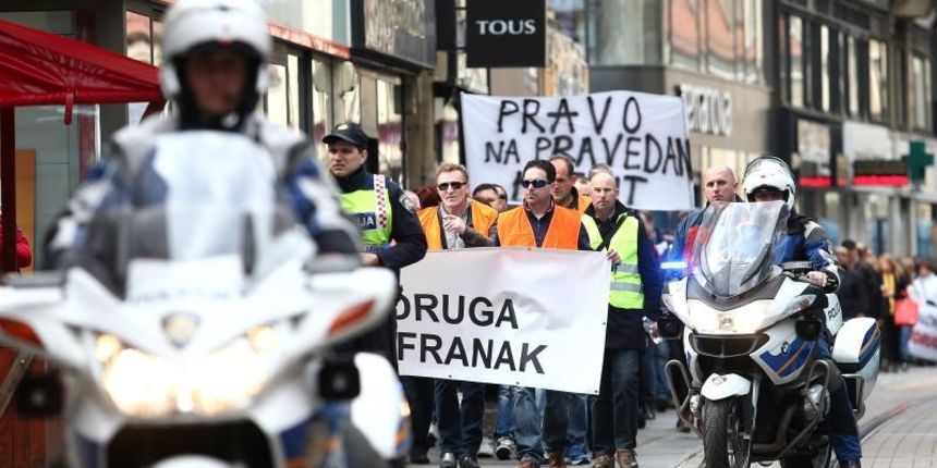 Zagreb – Udruga Franak odrzala mirno okupljanje u znak podrske svojem timu koji za pregovarackim stolom pokusava pronaci rjesenje problema duznika u svicarskim francima. Oko 10 sati okupili su se na Trgu Francuske Republike pa u koloni pod policijskom kro