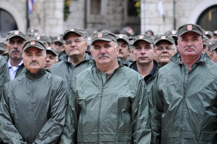 Dubrovnik, 061211.
Svecani mimohod i postrojavanje branitelja grada Dubrovnika iz 1991. godine na Stradunu u sklopu proslave dana Branitelja pred predsjednikom RH Ivom Josipovicem.
Foto: Tonci Plazibat / CROPIX Dubrovnik, 061211.
Svecani mimohod i postrojavanje branitelja grada Dubrovnika iz 1991. godine na Stradunu u sklopu proslave dana Branitelja pred predsjednikom RH Ivom Josipovicem.
Foto: Tonci Plazibat / CROPIX