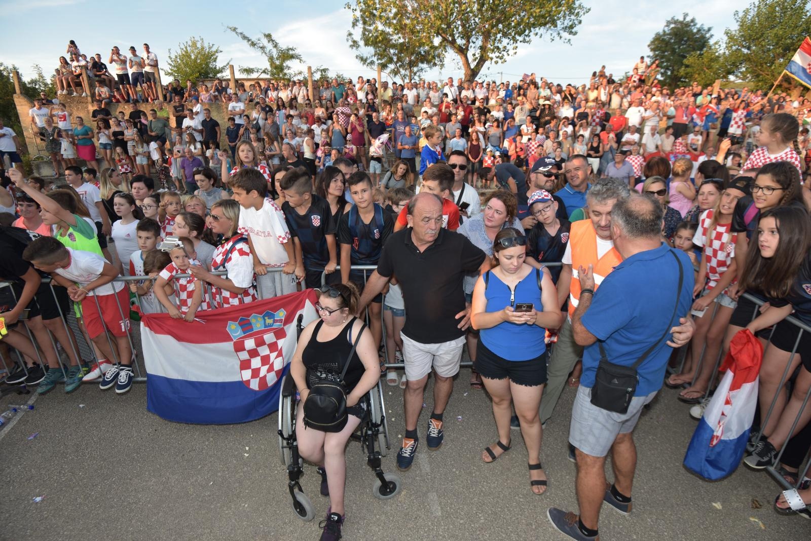 U rodnom Nadinu priređen doček za srebrnog reprezentativca Šimu Vrsaljka