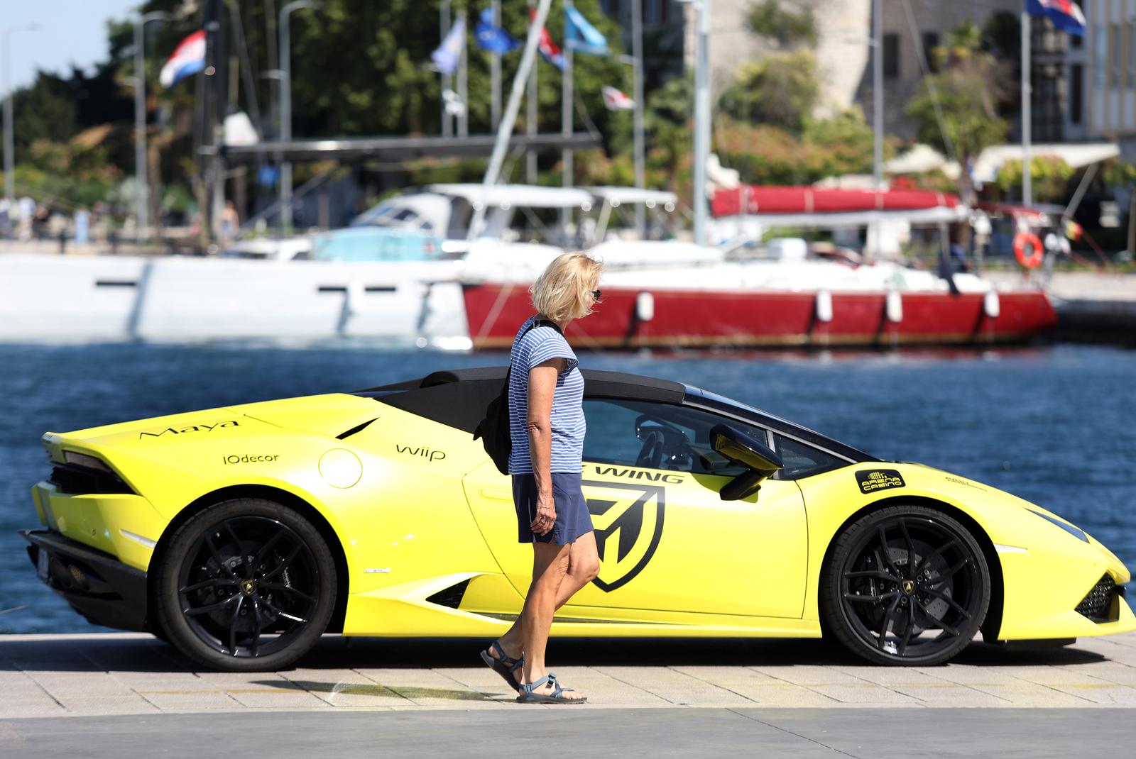 Šibenik: Sportski automobili u sklopu projekta “Pink Wing” zaposjeli gradsku rivu