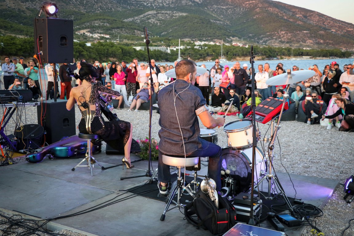 Ana Rucner održala koncertni spektakl u suton na Zlatnom ratu