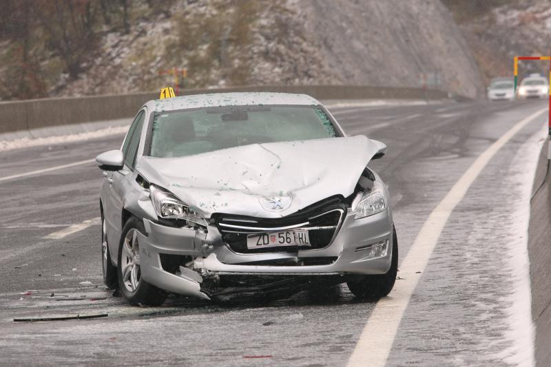 Na autocesti A1 poslije sv. Roka u smjeru Zagreba, kod tunela Krpani, u 6.15 sati sudarilo se 20-ak vozila u nekoliko lančanih sudara, Foto: Dino Stanin/PIXSELL Na autocesti A1 poslije sv. Roka u smjeru Zagreba, kod tunela Krpani, u 6.15 sati sudarilo se 20-ak vozila u nekoliko lančanih sudara, Foto: Dino Stanin/PIXSELL