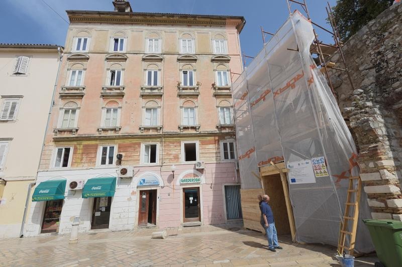 Iako se priblizava pocetak turisticke sezone, stara gradska jezgra pretvorena je u veliko gradiliste. Photo: Dino Stanin/PIXSELL Autor Dino Stanin/PIXSELL Ključne riječi bager, turisticka sezona, skele, raskopano, cesta, radovi, Iako se priblizava pocetak turisticke sezone, stara gradska jezgra pretvorena je u veliko gradiliste. Photo: Dino Stanin/PIXSELL Autor Dino Stanin/PIXSELL Ključne riječi bager, turisticka sezona, skele, raskopano, cesta, radovi,