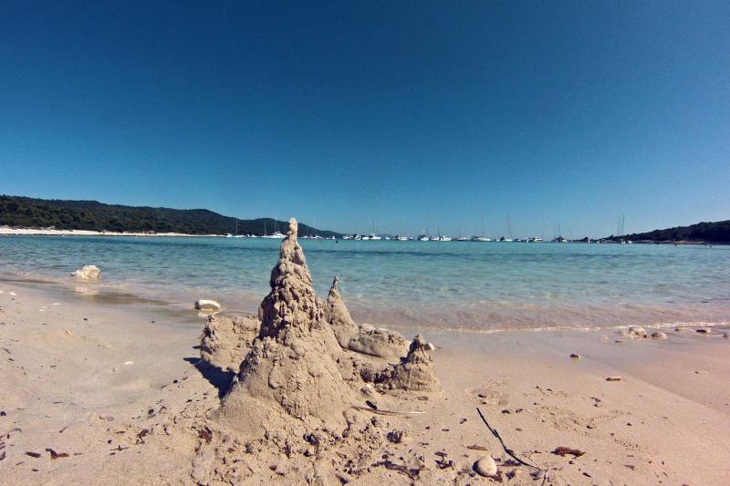 25.07.2013., Dugi otok, Sakarun – Uzduz i poprijeko Dugog otoka u zadarskom arhipelagu u ljetnim danima prepuno je turista, a najomiljenija plaza zasigurno je Sakarun, koja sa nalazi u uvali pokraj mjesta Veli Rat. Pjeskovita plaza sa tirkizno cistim mo