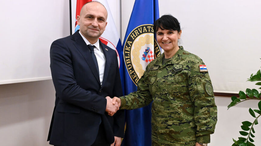 Anušić i Kundid s prvom dočasnicom HRZ-a | Foto: MORH/ J. Kopi Anušić i Kundid s prvom dočasnicom HRZ-a | Foto: MORH/ J. Kopi