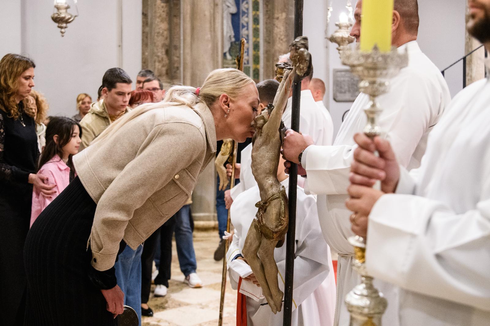Nadbiskup Zgrablić predvodio Službu Muke Gospodnje u katedrali sv. Stošije Nadbiskup Zgrablić predvodio Službu Muke Gospodnje u katedrali sv. Stošije