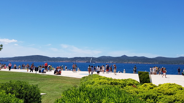 Guštanje u valovima i glazbi Morskih orgulja, a sliku je upotpunio jedrenjak Club Med 2. Foto: Mladen Malik Guštanje u valovima i glazbi Morskih orgulja, a sliku je upotpunio jedrenjak Club Med 2. Foto: Mladen Malik