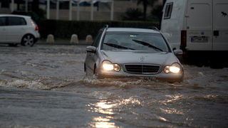 Zadar, 121012. 
Jaka kisa koja od sinoc pada na zadarskom podrucju stvorila je velike probleme u prometu. Najvise problema bilo je kod vec poznatih kriticnih mjesta u gradu: na Relji,kod Veslackog,na Branimiru.
Na fotografiji: detalj sa raskrizja kod Vesl