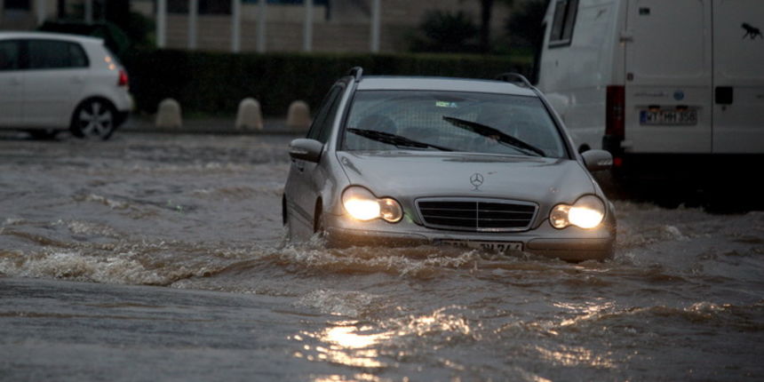 Zadar, 121012. 
Jaka kisa koja od sinoc pada na zadarskom podrucju stvorila je velike probleme u prometu. Najvise problema bilo je kod vec poznatih kriticnih mjesta u gradu: na Relji,kod Veslackog,na Branimiru.
Na fotografiji: detalj sa raskrizja kod Vesl