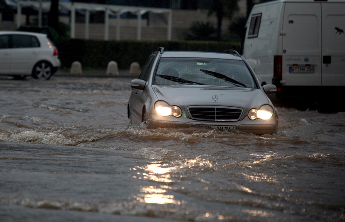 Zadar, 121012. 
Jaka kisa koja od sinoc pada na zadarskom podrucju stvorila je velike probleme u prometu. Najvise problema bilo je kod vec poznatih kriticnih mjesta u gradu: na Relji,kod Veslackog,na Branimiru.
Na fotografiji: detalj sa raskrizja kod Vesl
