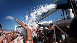 Novalja / Zrce, 260811.
Tematski blok: Pjena party u Aquariusu. Jedan od zastitnih znakova zrcanskog kluba Aquarius je pjena party. Svakodnevni je sastavni dio Aquariusovih After Beach Partyja. Taj jednostavan dogadjaj izuzetno veseli partijanere koji rad