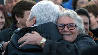 Zadar, 261111.
Parlamentarni izbori 2011.
Predsjednica HDZ-a Jadranka Kosor danas se u Skabrnji kod spomen-obiljezja poklonila vojnim i civilnim zrtvama Domovinskog rata, a potom je na Trgu dr. Franje Tudjmana odrzala predizborni govor i druzila se sa gra Zadar, 261111.
Parlamentarni izbori 2011.
Predsjednica HDZ-a Jadranka Kosor danas se u Skabrnji kod spomen-obiljezja poklonila vojnim i civilnim zrtvama Domovinskog rata, a potom je na Trgu dr. Franje Tudjmana odrzala predizborni govor i druzila se sa gra