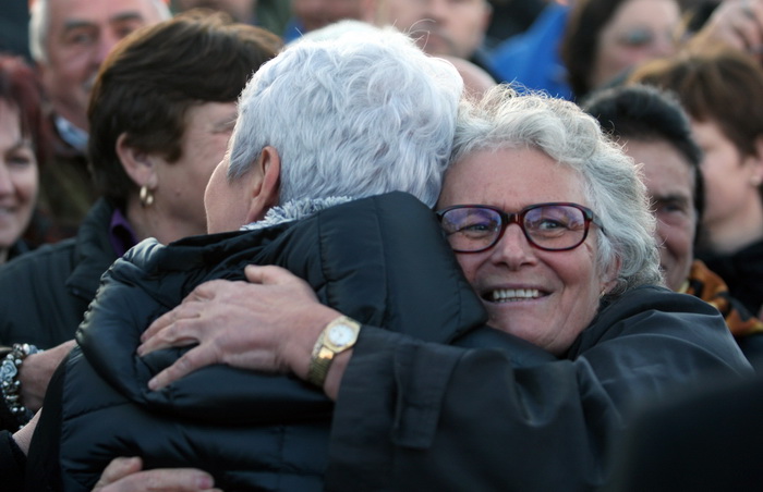 Zadar, 261111.
Parlamentarni izbori 2011.
Predsjednica HDZ-a Jadranka Kosor danas se u Skabrnji kod spomen-obiljezja poklonila vojnim i civilnim zrtvama Domovinskog rata, a potom je na Trgu dr. Franje Tudjmana odrzala predizborni govor i druzila se sa gra Zadar, 261111.
Parlamentarni izbori 2011.
Predsjednica HDZ-a Jadranka Kosor danas se u Skabrnji kod spomen-obiljezja poklonila vojnim i civilnim zrtvama Domovinskog rata, a potom je na Trgu dr. Franje Tudjmana odrzala predizborni govor i druzila se sa gra