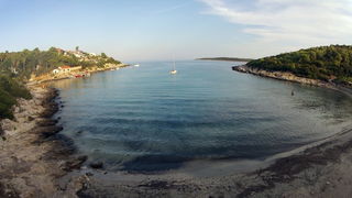 Vis 210812.
Otok Vis jedan je od najudaljenijih hrvatskih otoka koji broji nesto manje od 3 i pol tisuce stanovnika.No u vrijeme turisticke sezone otok postaje omiljena destinacija turistima od kojih je tradicionalno u kolovozu najvise Talijana.Vis ima bo