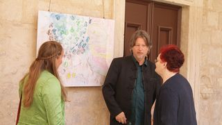 Izložba nosi naziv “Približavanje – stih i slika”, a otvara se u klaustru samostana Sv. Frane. Izložba nosi naziv “Približavanje – stih i slika”, a otvara se u klaustru samostana Sv. Frane.