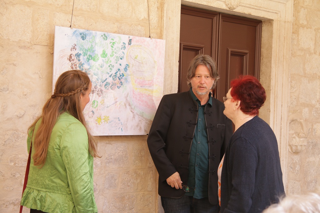 Izložba nosi naziv “Približavanje – stih i slika”, a otvara se u klaustru samostana Sv. Frane. Izložba nosi naziv “Približavanje – stih i slika”, a otvara se u klaustru samostana Sv. Frane.