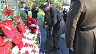 08.10.2013., Zagreb – U povodu Dana neovisnosti na groblju Mirogoju polozeni su zajednicki vijenci predsjednika Republike Hrvatske, predsjednika Hrvatskoga sabora, predsjednika Vlade RH, izaslanstva Oruzanih snaga i izaslanstvo Ravnateljstva policije. U p