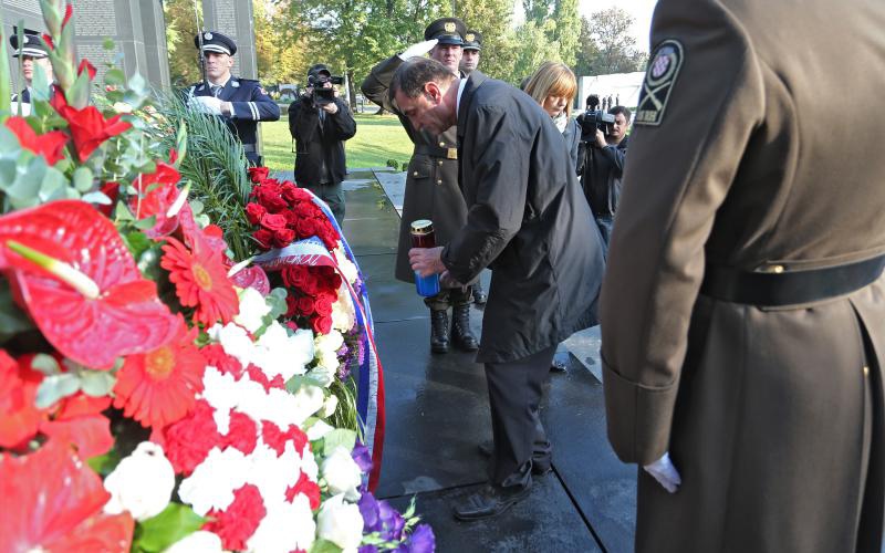 08.10.2013., Zagreb – U povodu Dana neovisnosti na groblju Mirogoju polozeni su zajednicki vijenci predsjednika Republike Hrvatske, predsjednika Hrvatskoga sabora, predsjednika Vlade RH, izaslanstva Oruzanih snaga i izaslanstvo Ravnateljstva policije. U p