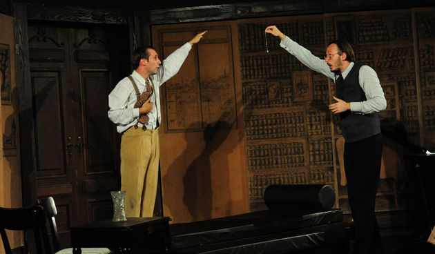 Zadar, 19.07.2012. snimio: Nenad Marčev 
Tetar Gavran, Zagreb 
Miro Gavran 
komedija 
Pacijent doktora Freuda 
redatelj: Robert Raponja 
igraju: Peđa Gvozdić, Jakov Gavran, Ana-Marija Percaić 
18. ZADARSKO KAZALIŠNO LJETO 
Dvorište providurove pala