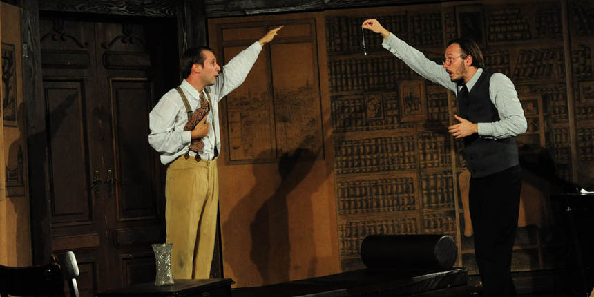 Zadar, 19.07.2012. snimio: Nenad Marčev 
Tetar Gavran, Zagreb 
Miro Gavran 
komedija 
Pacijent doktora Freuda 
redatelj: Robert Raponja 
igraju: Peđa Gvozdić, Jakov Gavran, Ana-Marija Percaić 
18. ZADARSKO KAZALIŠNO LJETO 
Dvorište providurove pala