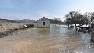 Nezapamćeno visoka razina vodostaja Vranskog jezera Nezapamćeno visoka razina vodostaja Vranskog jezera