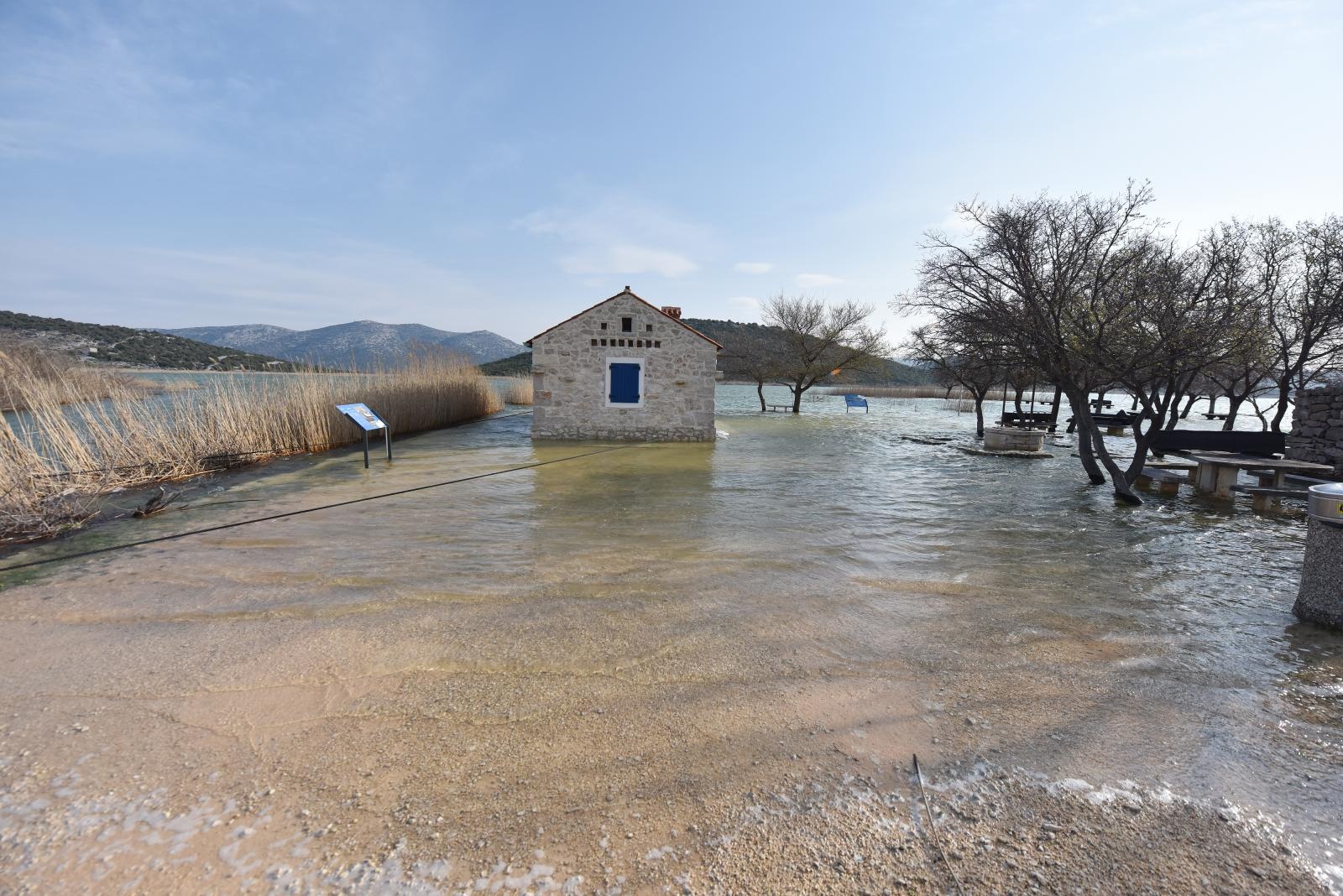 Nezapamćeno visoka razina vodostaja Vranskog jezera Nezapamćeno visoka razina vodostaja Vranskog jezera