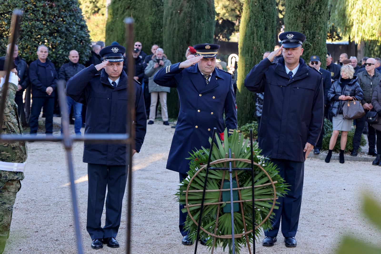 Na Gradskom groblju položeni vijenci povodom obilježavanja 33. obljetnice 72. bojne Vojne policije Na Gradskom groblju položeni vijenci povodom obilježavanja 33. obljetnice 72. bojne Vojne policije