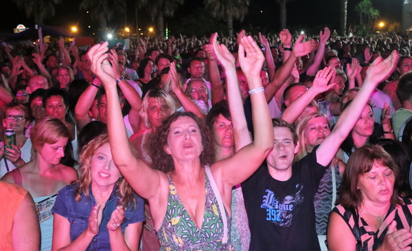 Virsko ljeto 2016: Tomislav Bralić i klapa Intrade oduševili 12 tisuća obožavatelja na virskoj rivi Virsko ljeto 2016: Tomislav Bralić i klapa Intrade oduševili 12 tisuća obožavatelja na virskoj rivi