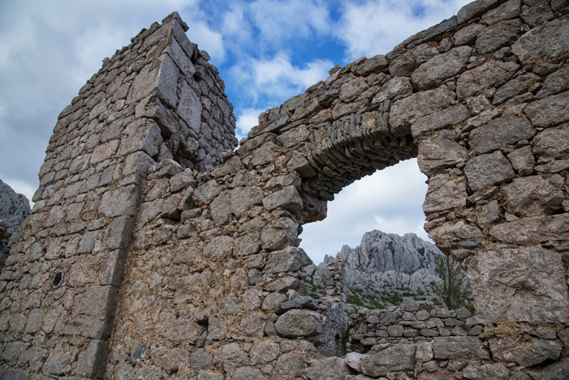 Velebitska katedrala – Tulove grede. Foto: Vinko Pešić Velebitska katedrala – Tulove grede. Foto: Vinko Pešić