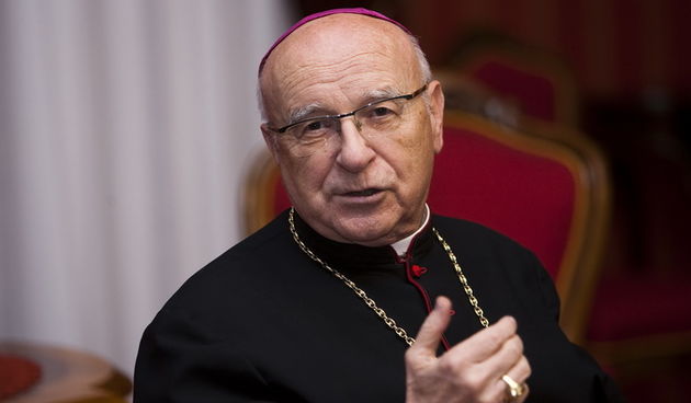 Djakovo, 191212.
Marin Srakic, nadbiskup Djakovacko-osjecki, jutros je na konferenciji za medije svim ljudima dobre volje pozelio blagoslovljen i sretan Bozic te zazavao mir i blagoslov u novoj 2013-oj. Nadbiskup Srakic se ove godine suzdrzao od politicki