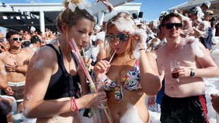 Novalja / Zrce, 260811.
Tematski blok: Pjena party u Aquariusu. Jedan od zastitnih znakova zrcanskog kluba Aquarius je pjena party. Svakodnevni je sastavni dio Aquariusovih After Beach Partyja. Taj jednostavan dogadjaj izuzetno veseli partijanere koji rad