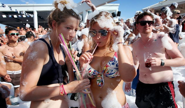 Novalja / Zrce, 260811.
Tematski blok: Pjena party u Aquariusu. Jedan od zastitnih znakova zrcanskog kluba Aquarius je pjena party. Svakodnevni je sastavni dio Aquariusovih After Beach Partyja. Taj jednostavan dogadjaj izuzetno veseli partijanere koji rad