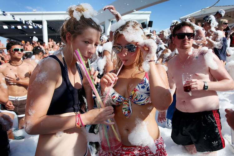 Novalja / Zrce, 260811.
Tematski blok: Pjena party u Aquariusu. Jedan od zastitnih znakova zrcanskog kluba Aquarius je pjena party. Svakodnevni je sastavni dio Aquariusovih After Beach Partyja. Taj jednostavan dogadjaj izuzetno veseli partijanere koji rad