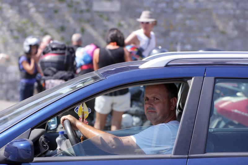 26.07.2013., Zadar – Velika guzva u zadarskoj trajektnoj luci. Photo: Zeljko Mrsic/PIXSELL Autor Zeljko Mrsic/PIXSELL guzve, trajekt, Luka, turisti 26.07.2013., Zadar – Velika guzva u zadarskoj trajektnoj luci. Photo: Zeljko Mrsic/PIXSELL Autor Zeljko Mrsic/PIXSELL guzve, trajekt, Luka, turisti