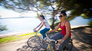 Kupanje na plaži Kolovare 8. listopada (foto:Saša Čuka)