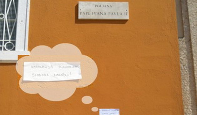 Uvredljiva poruka na pročelju nadibiskupske palače, foto: hrt.hr/zadar