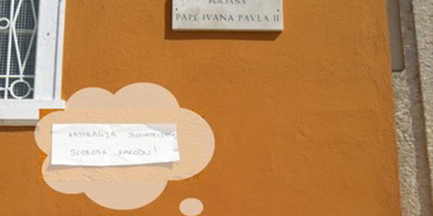 Uvredljiva poruka na pročelju nadibiskupske palače, foto: hrt.hr/zadar