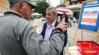 Zadar, 080513.
Branimirova obala.
Predsjednik laburista Dragutin Lesar na Branimirovoj obali kraj mosta odrzao je konferenciju za novinare.
Foto: Jure Miskovic / CROPIX Zadar, 080513.
Branimirova obala.
Predsjednik laburista Dragutin Lesar na Branimirovoj obali kraj mosta odrzao je konferenciju za novinare.
Foto: Jure Miskovic / CROPIX