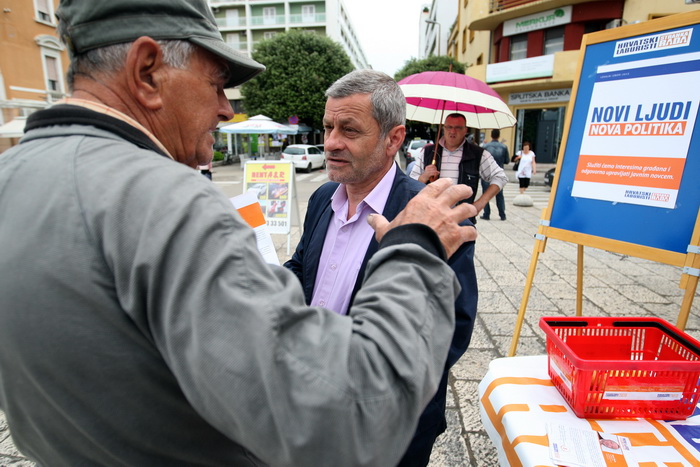 Zadar, 080513.
Branimirova obala.
Predsjednik laburista Dragutin Lesar na Branimirovoj obali kraj mosta odrzao je konferenciju za novinare.
Foto: Jure Miskovic / CROPIX Zadar, 080513.
Branimirova obala.
Predsjednik laburista Dragutin Lesar na Branimirovoj obali kraj mosta odrzao je konferenciju za novinare.
Foto: Jure Miskovic / CROPIX
