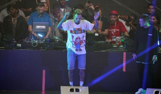 Novalja, Zrce – Koncert Chrisa Browna, koji je trebao biti odrzan na plazi Zrce, zbog jakog vjetra je otkazan te je, umjesto na plazi, Chris Brown koncert odrzao u prepunom klubu Aquarius. Photo: Dalibor Urukalovic/PIXSELL