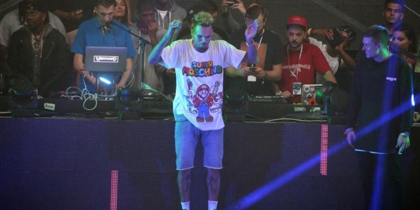 Novalja, Zrce – Koncert Chrisa Browna, koji je trebao biti odrzan na plazi Zrce, zbog jakog vjetra je otkazan te je, umjesto na plazi, Chris Brown koncert odrzao u prepunom klubu Aquarius. Photo: Dalibor Urukalovic/PIXSELL