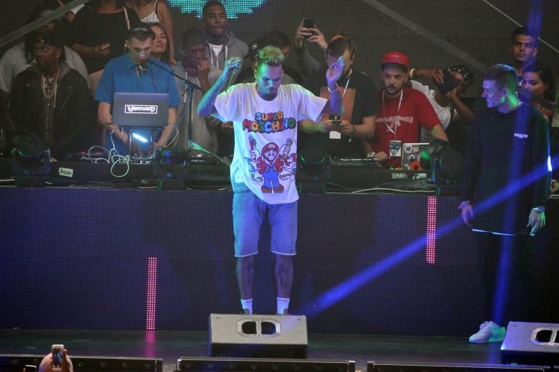 Novalja, Zrce – Koncert Chrisa Browna, koji je trebao biti odrzan na plazi Zrce, zbog jakog vjetra je otkazan te je, umjesto na plazi, Chris Brown koncert odrzao u prepunom klubu Aquarius. Photo: Dalibor Urukalovic/PIXSELL Novalja, Zrce – Koncert Chrisa Browna, koji je trebao biti odrzan na plazi Zrce, zbog jakog vjetra je otkazan te je, umjesto na plazi, Chris Brown koncert odrzao u prepunom klubu Aquarius. Photo: Dalibor Urukalovic/PIXSELL