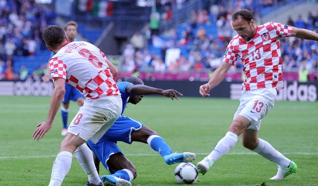 Poznan, 140612.
EURO 2012.
Gradski stadion u Poznanu.
Utakmica drugog kola skupine C, Europskog nogometnog prvenstva u Poljskoj i Ukrajini, izmedju Italije i Hrvatske.
Na fotografiji: Ognjen Vukojevic i Gordon Schildenfeld.
Foto: Drago Sopta / CROPIX