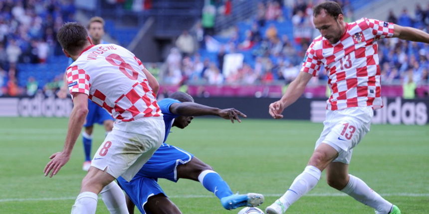 Poznan, 140612.
EURO 2012.
Gradski stadion u Poznanu.
Utakmica drugog kola skupine C, Europskog nogometnog prvenstva u Poljskoj i Ukrajini, izmedju Italije i Hrvatske.
Na fotografiji: Ognjen Vukojevic i Gordon Schildenfeld.
Foto: Drago Sopta / CROPIX Poznan, 140612.
EURO 2012.
Gradski stadion u Poznanu.
Utakmica drugog kola skupine C, Europskog nogometnog prvenstva u Poljskoj i Ukrajini, izmedju Italije i Hrvatske.
Na fotografiji: Ognjen Vukojevic i Gordon Schildenfeld.
Foto: Drago Sopta / CROPIX