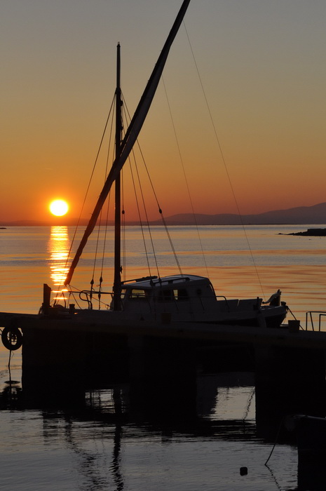 Rab, 131111.
Topao i suncan dan na otoku Rabu zavrsio je predivnim zalaskom sunca.
Foto: Goran Novotny / CROPIX Rab, 131111.
Topao i suncan dan na otoku Rabu zavrsio je predivnim zalaskom sunca.
Foto: Goran Novotny / CROPIX