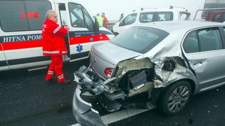 Zagreb, 161111.
Zagrebacka obilaznica, smjer istok, na mostu prije cvora Ivanja Reka, u jutrosnjoj magli oko 7 i 30 sati , sudarilo se dvadesetak automobila, a ozlijedjeno je vise osoba.
Foto: Goran Mehkek / Cropix
