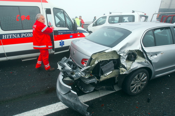 Zagreb, 161111.
Zagrebacka obilaznica, smjer istok, na mostu prije cvora Ivanja Reka, u jutrosnjoj magli oko 7 i 30 sati , sudarilo se dvadesetak automobila, a ozlijedjeno je vise osoba.
Foto: Goran Mehkek / Cropix